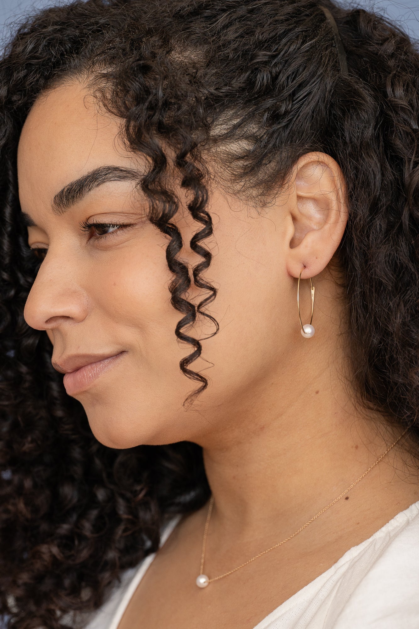 A model showing off the Small Concentric Necklace by Elaine B Jewelry.