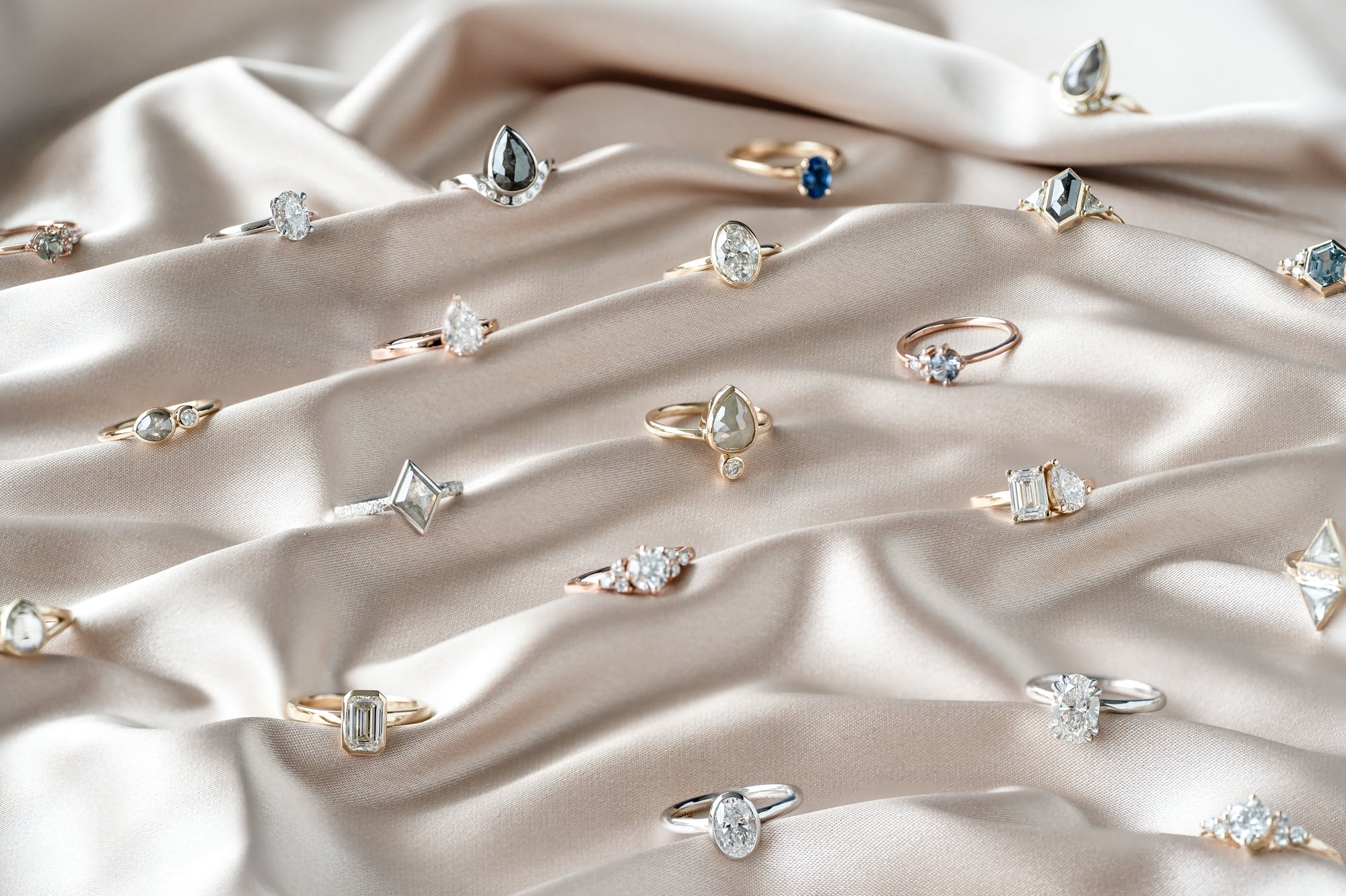Five engagement rings in two white and blue velvet box.