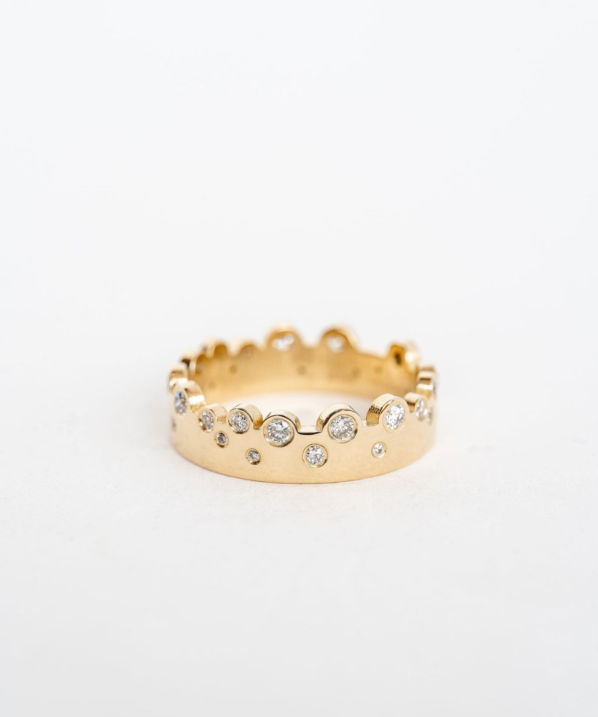 A gold band adorned with sparkling diamonds, adding elegance and brilliance to this exquisite piece of jewelry.