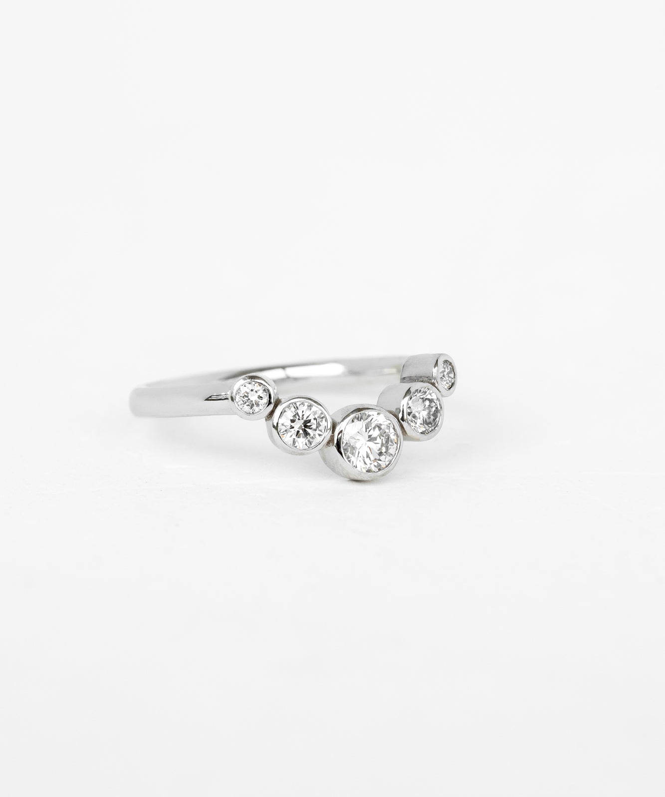 Elegant Lyra ring with white gemstone