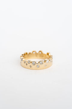 A gold band adorned with sparkling diamonds, adding elegance and brilliance to this exquisite piece of jewelry.
