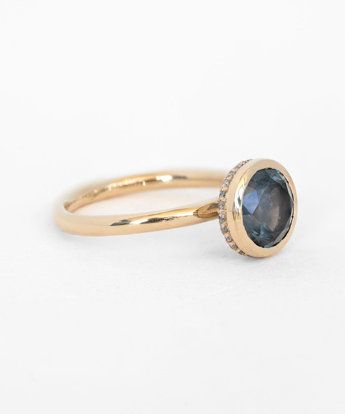 Round Aura with 2.58ct Montana Sapphire