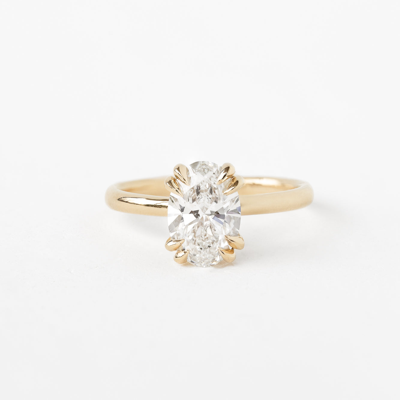 Elegant oval ring with yellow gemstone