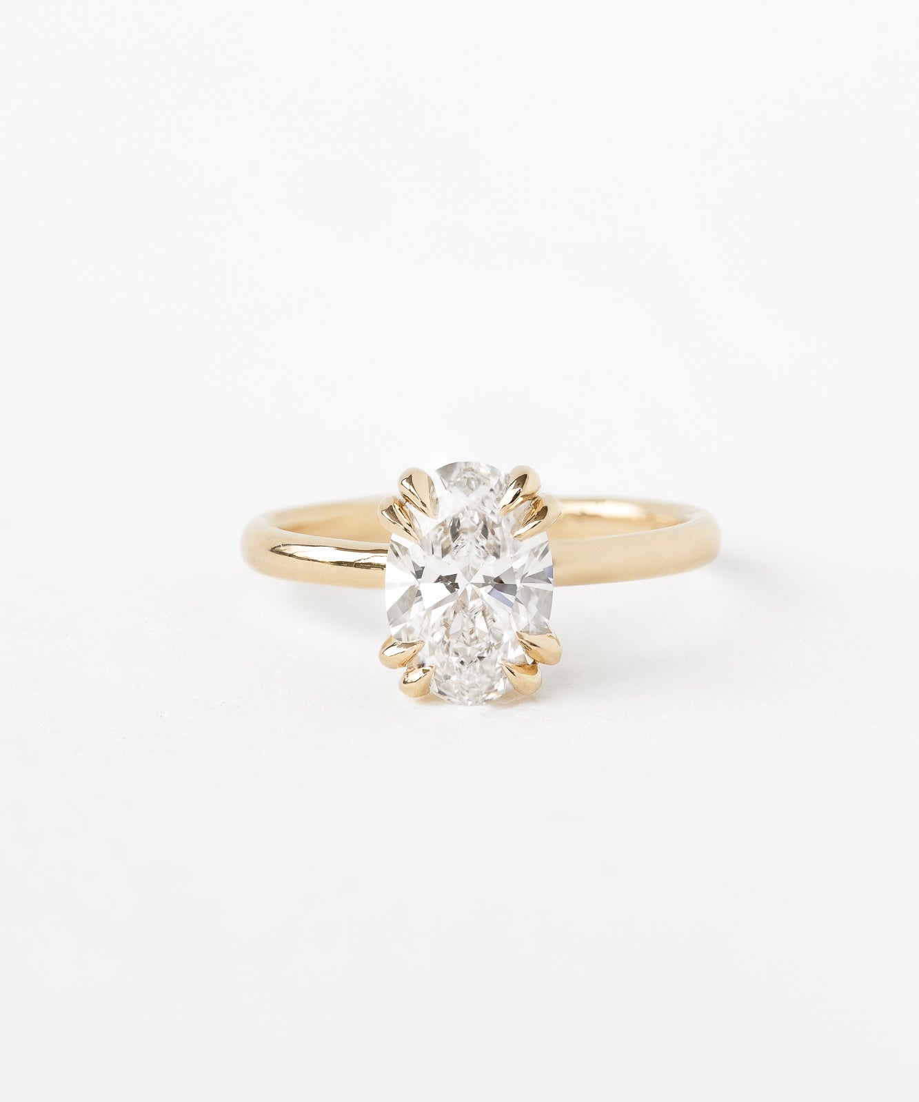Elegant oval ring with yellow gemstone