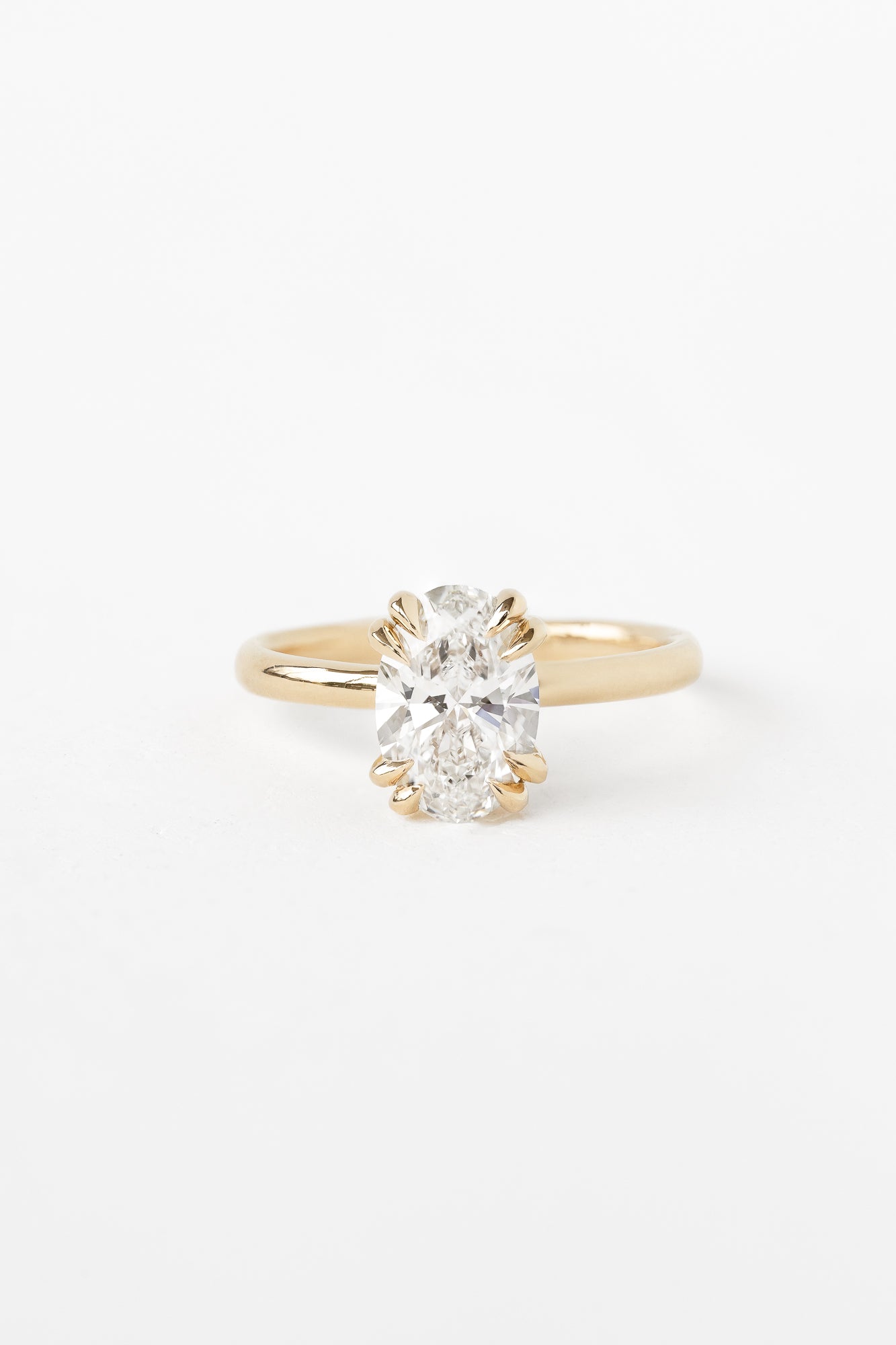 Elegant oval ring with yellow gemstone